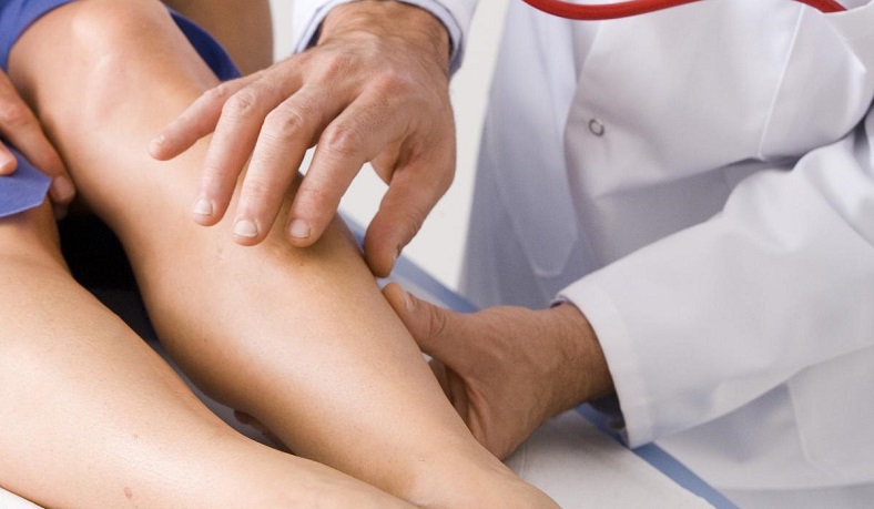 Persona con pies elevados descansando después del trabajo