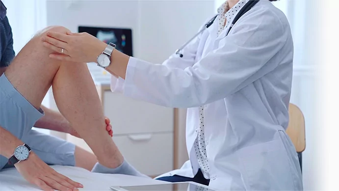 Persona haciendo ejercicios de movilidad de tobillos mientras trabaja en oficina